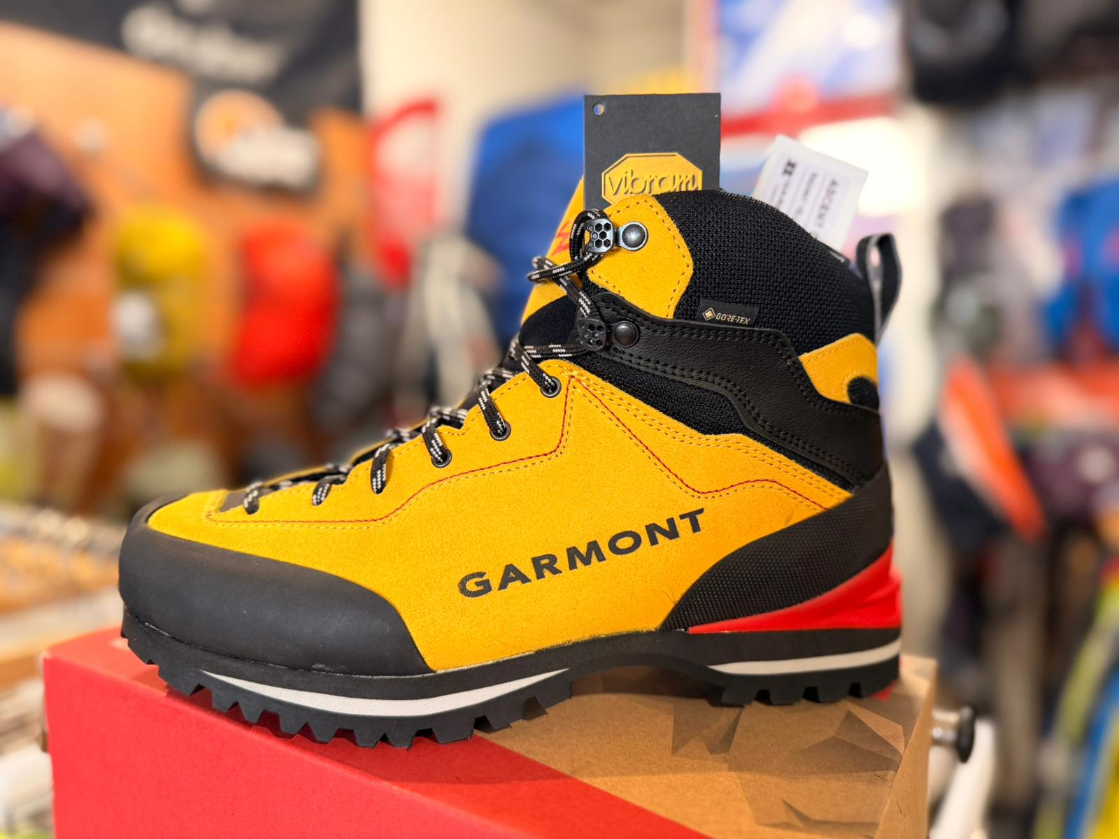 Chaussure Garmont jaune noire, vue de profil